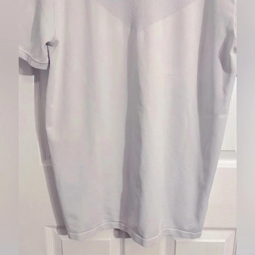Under Armour White Fitted Top HeatGear Size‎ Large